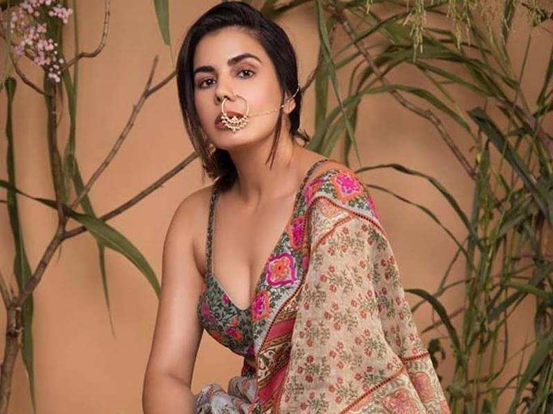 Kirti Kulhari Rocks A Sari Look Without A Matching Blouse