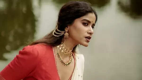 Aadhirai Soundarajan (Bigg Boss Tamil 9) Wiki, Biography, Age, Photos,  Spouse In 2026