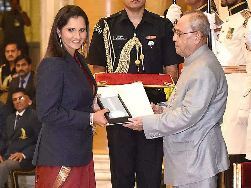 sania mirza receiving award