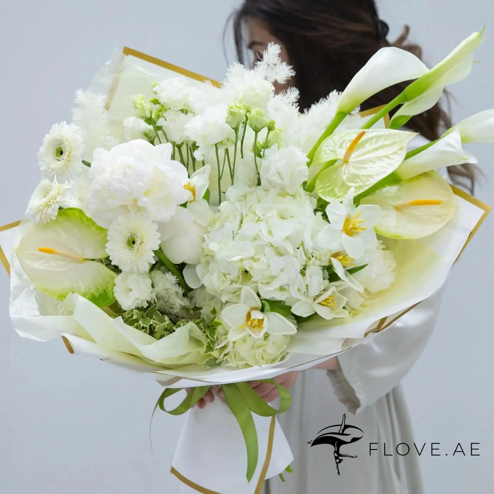 Classic: how to surprise your loved one with a bouquet without understanding trends