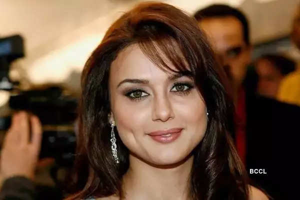 Preity Zinta Returns Back To Mumbai For Some Projects!!