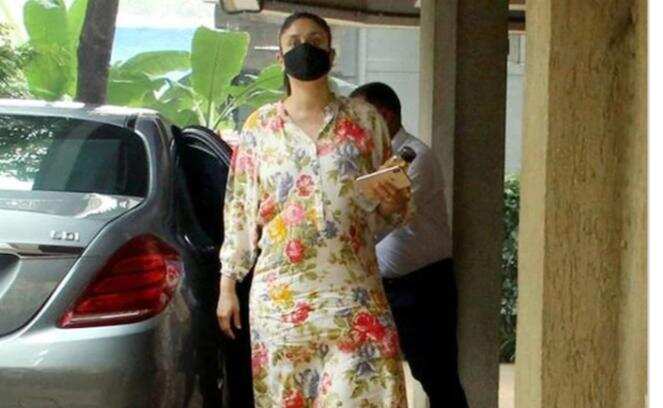 प्रेग्नेंट  करीना कपूर फ्लोरल प्रिंट वाली सिंपल येलो ड्रेस मी नजर आई, जाने करीना कपूर की इस ड्रेस की कीमत