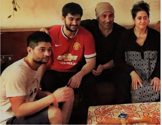 This Pic Of Sunny Deol & Wife Pooja Deol's With Their Family Went Viral
