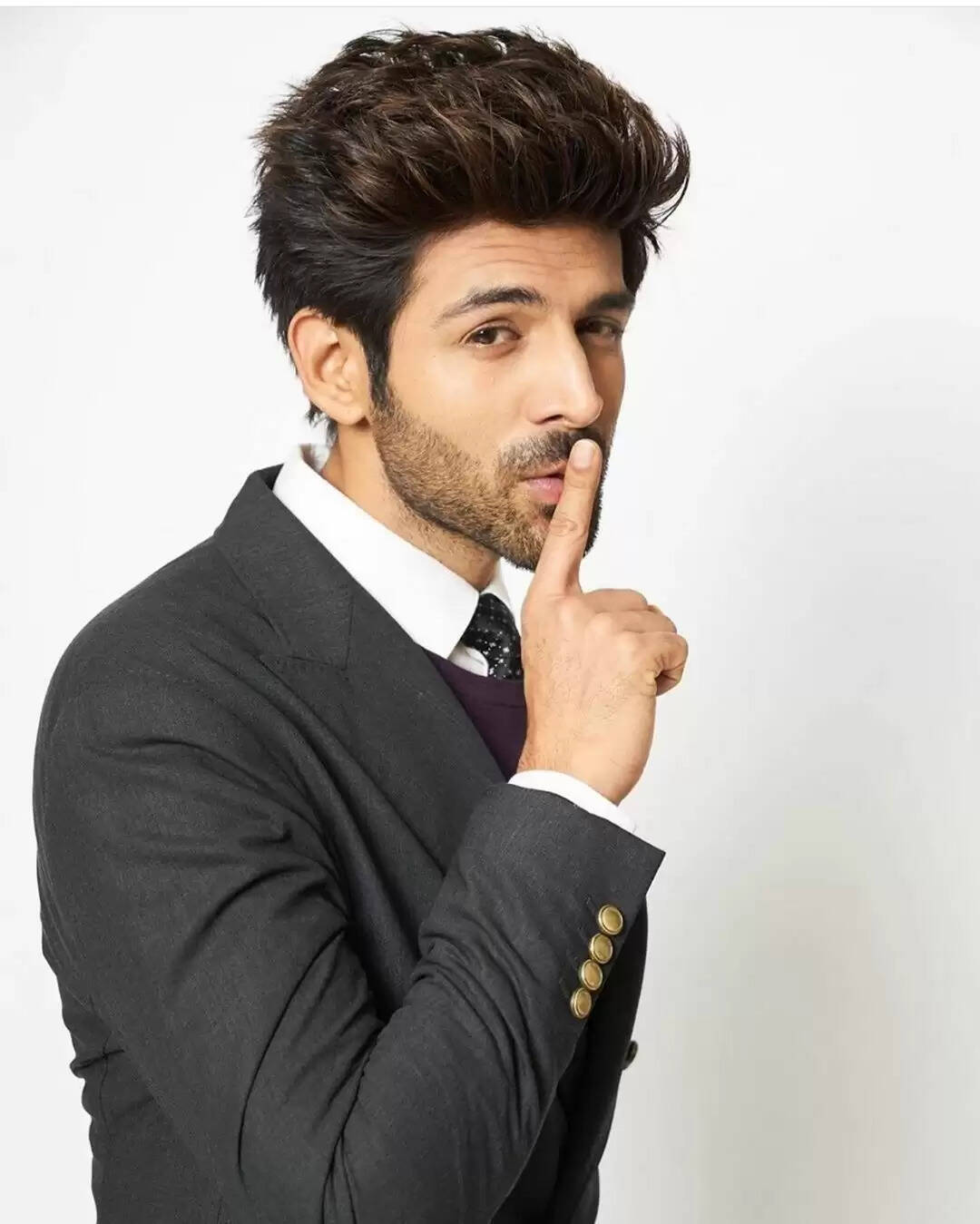 Facts About Kartik Aaryan’s Girlfriend and Celeb Affairs