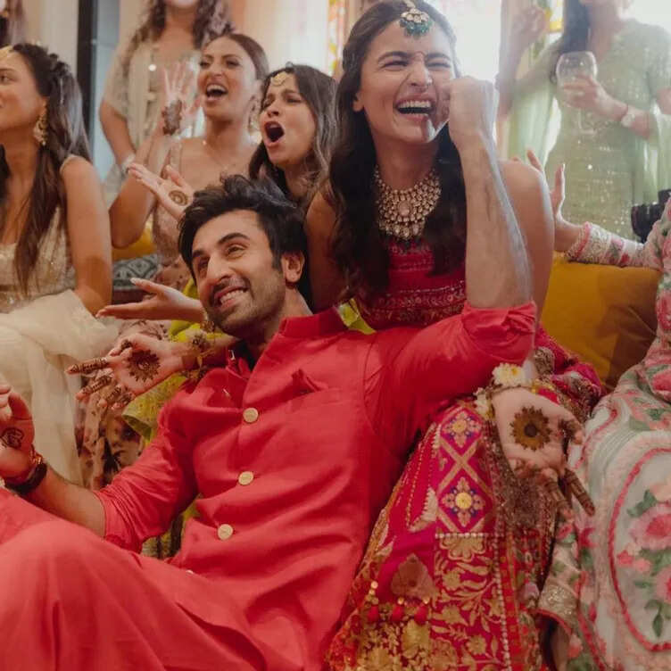 Alia Bhatt Drops Fun Mehendi Pics with Ranbir Kapoor and Family, His Ode to Rishi Kapoor Win Hearts
