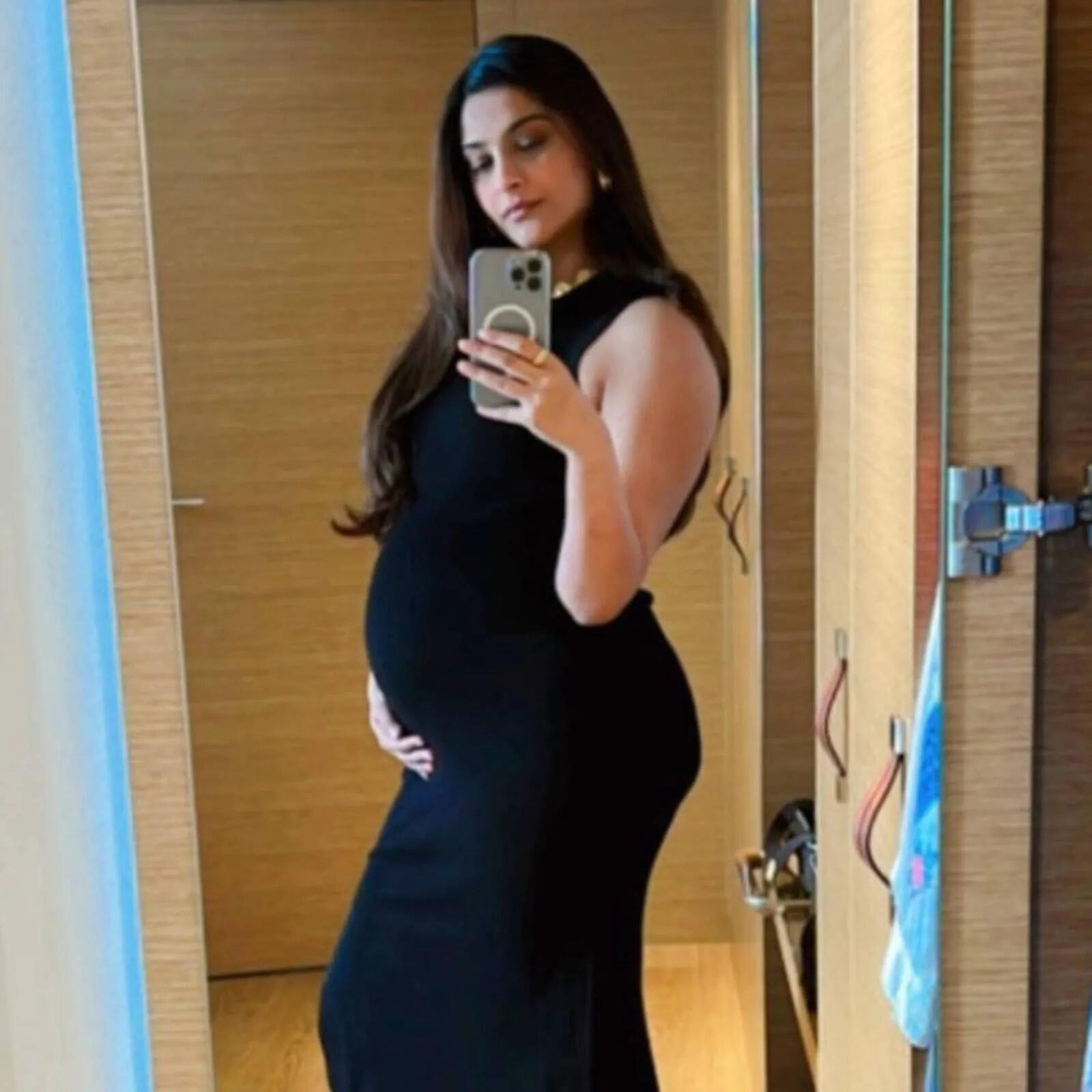 Sonam Kapoor Flaunts Baby Bump in Black Bodycon Dress!