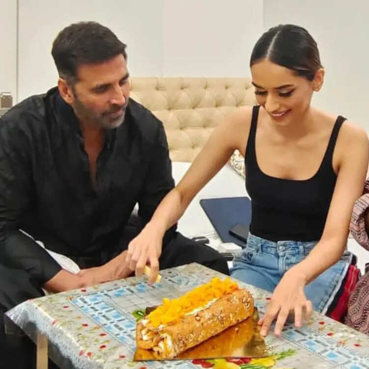 Akshay Kumar Surprises Manushi Chhillar with Cake
