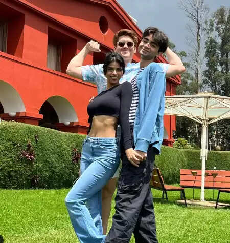 Suhana Khan Flaunts Her Toned Body On The Sets Of The Archies!