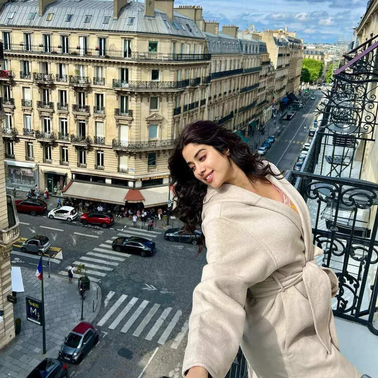 Bawaal in Paris: Janhvi Kapoor Shares Fun Pictures with Varun Dhawan