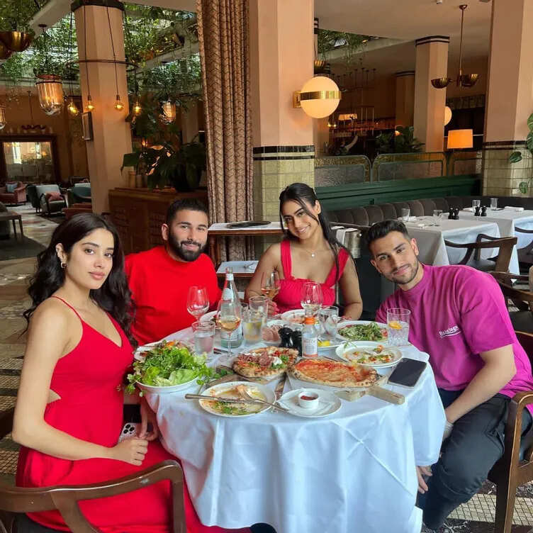 Janhvi Kapoor is ‘Lost in Amsterdam’, Twins with Nysa Devgan