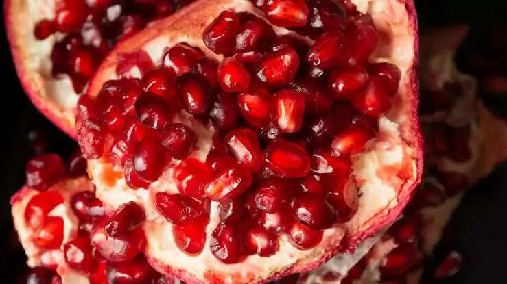 Benefits of Pomegranate for Skin, Hair & Health