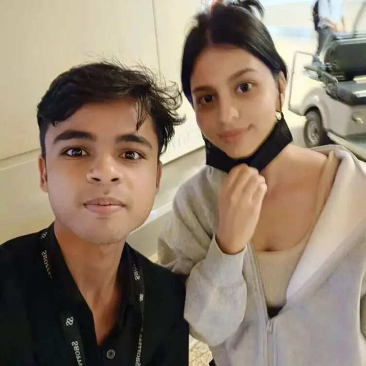 Suhana Khan Smiles as She Poses with a Fan at Mumbai Airport Ahead of Vacation with Gauri Khan