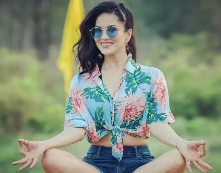 Top 10 Hottest Item Girls of Bollywood in 2022