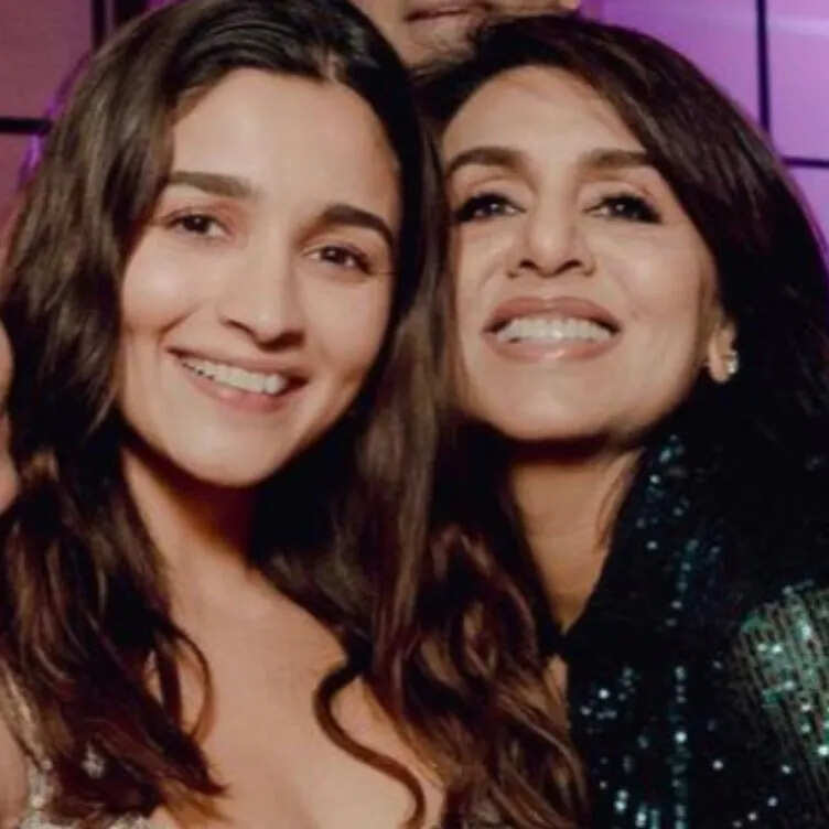 Neetu Kapoor Drops Throwback Pic as She Wishes her 'Jaans' Alia Bhatt and Riddhima on Karwa Chauth