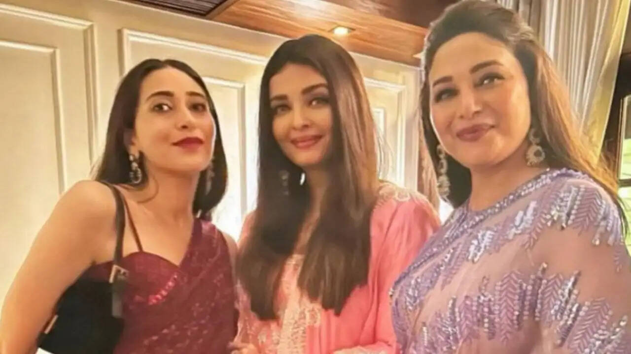 Aishwarya Rai, Karisma Kapoor Smile and Pose Together at Manish Malhotra's Diwali Bash