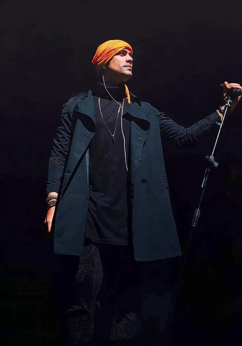 Jubin Nautiyal is in the hospital after a car accident caused him to break his elbow, crack his ribs, and injure his head.