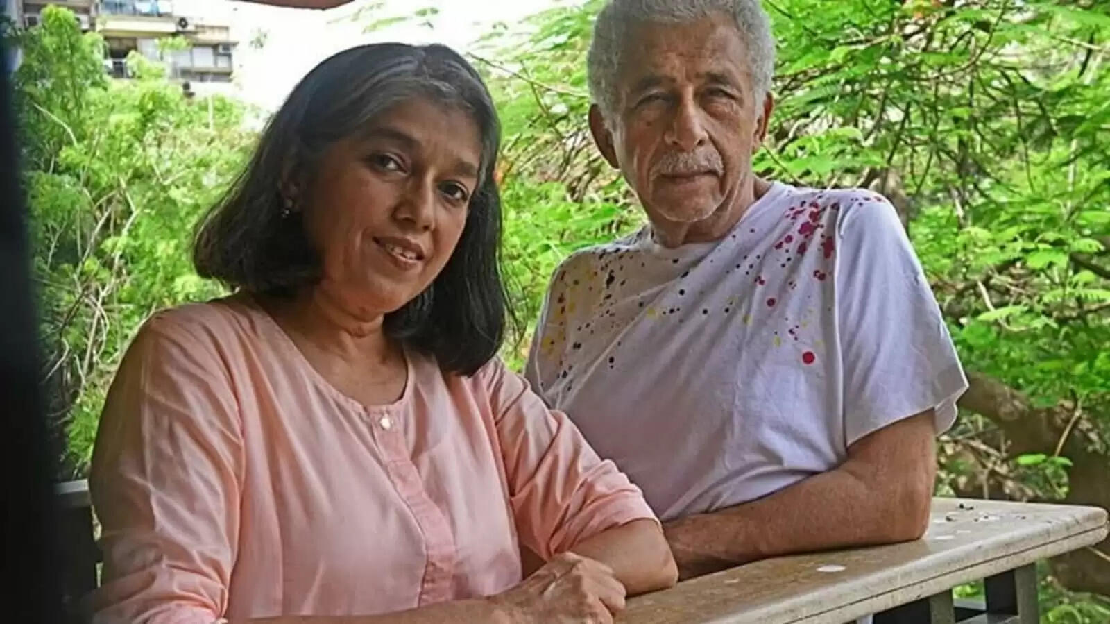 In the middle of the Pathaan controversy, Ratna Pathak Shah worries "Koi Aajayega Ghar Pe Pathar Daalne", Stopping Naseeruddin Shah from making controversial statements