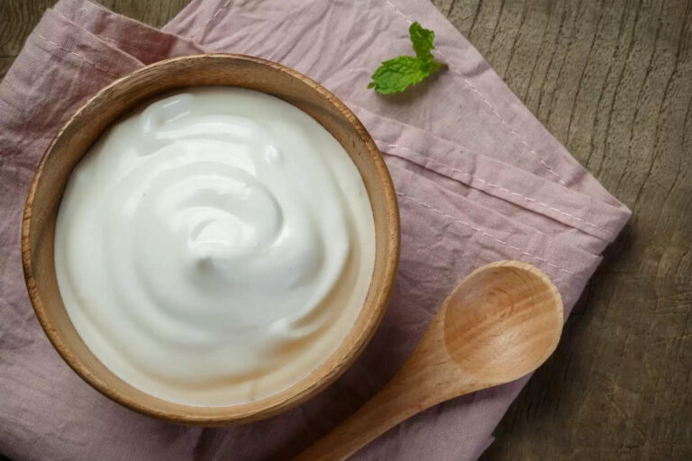 What are the nutritional facts of curd and how many calories does it contain?
