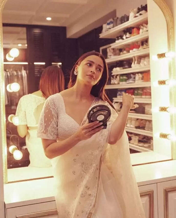 Dadasaheb Phalke Awards: Alia Bhatt Clicks Selfie With Her Best actress Award For Gangubai Kathiawadi