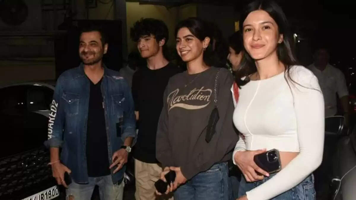 Smiles Can Be Seen On The Faces Of Khushi Kapoor, Shanaya, And Others As They Go To Watch Tu Jhoothi Main Makkaar
