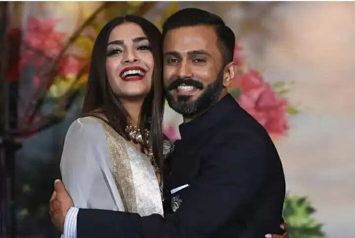 Salman Khan And Shah Rukh Khan's Singing Expressed Their Bond At Sonam Kapoor's Reception: Watch The Throwback Video Here!