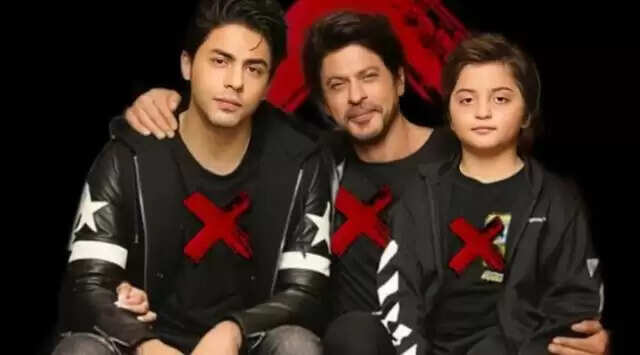 Shah Rukh Khan Poses with Sons Aryan and AbRam, Fans Say ‘these boys have our heart’