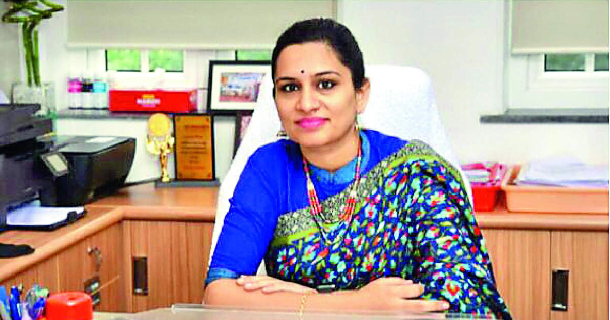 IAS Nidhi Chaudhary biography, Husband, Family in 2023