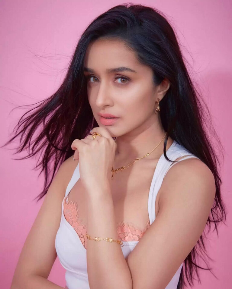 Shraddha Kapoor Flaunts New Summery Hairdo