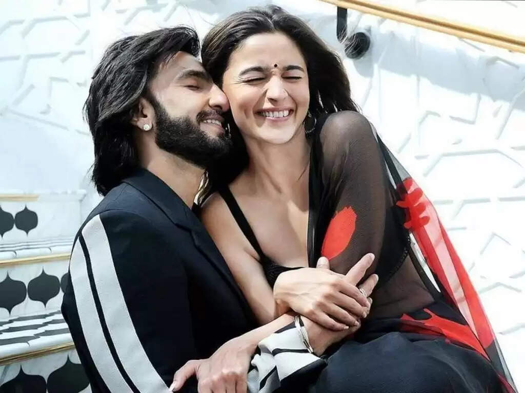 Netizens Criticize Ranveer Singh And Alia Bhatt Saying They Have Better Chemistry In The Ads!!