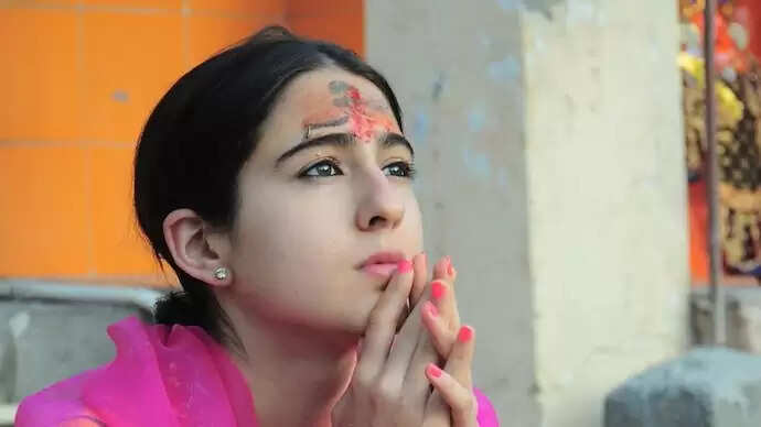 Pooja Performed By Sara Ali Khan At The Mahakaleshwar Temple