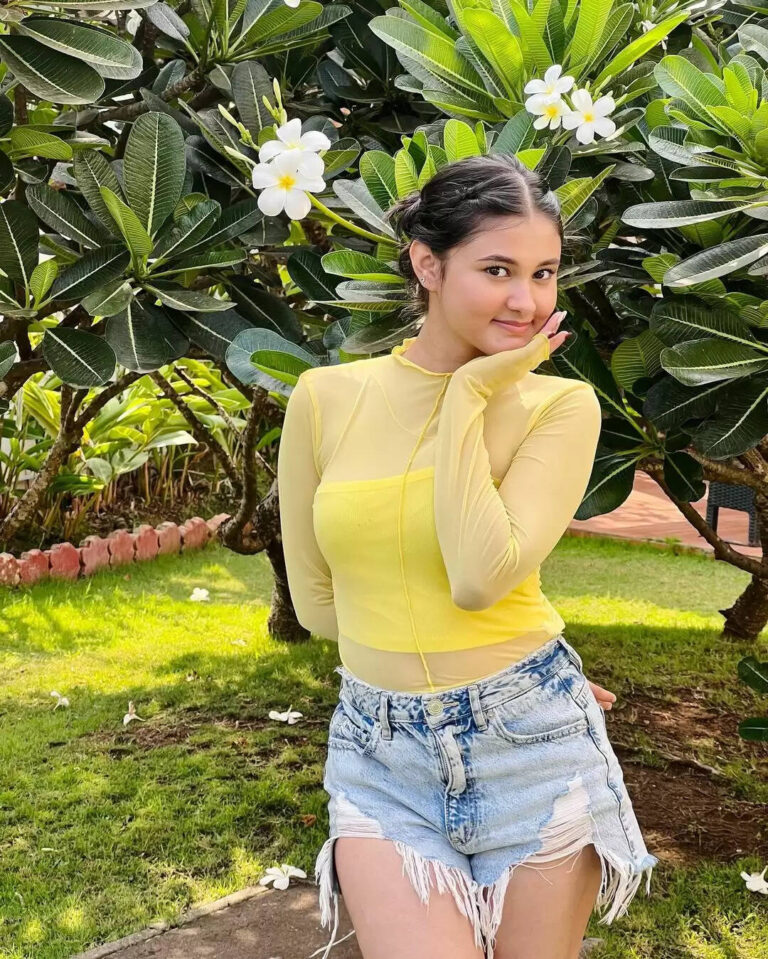 आयुषी वर्मा की आयु, ऊंचाई, फ़ोन नंबर, बॉयफ्रेंड, जीवनी, और अधिक।