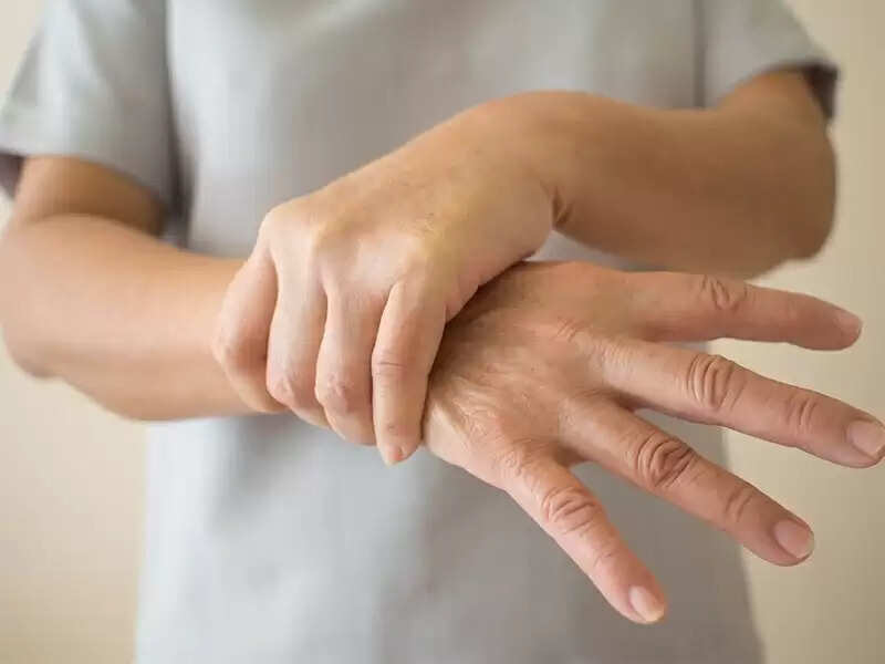 पार्किंसन की बीमारी: शुरुआती लक्षणों का महत्व और समय पर चिकित्सक सलाह