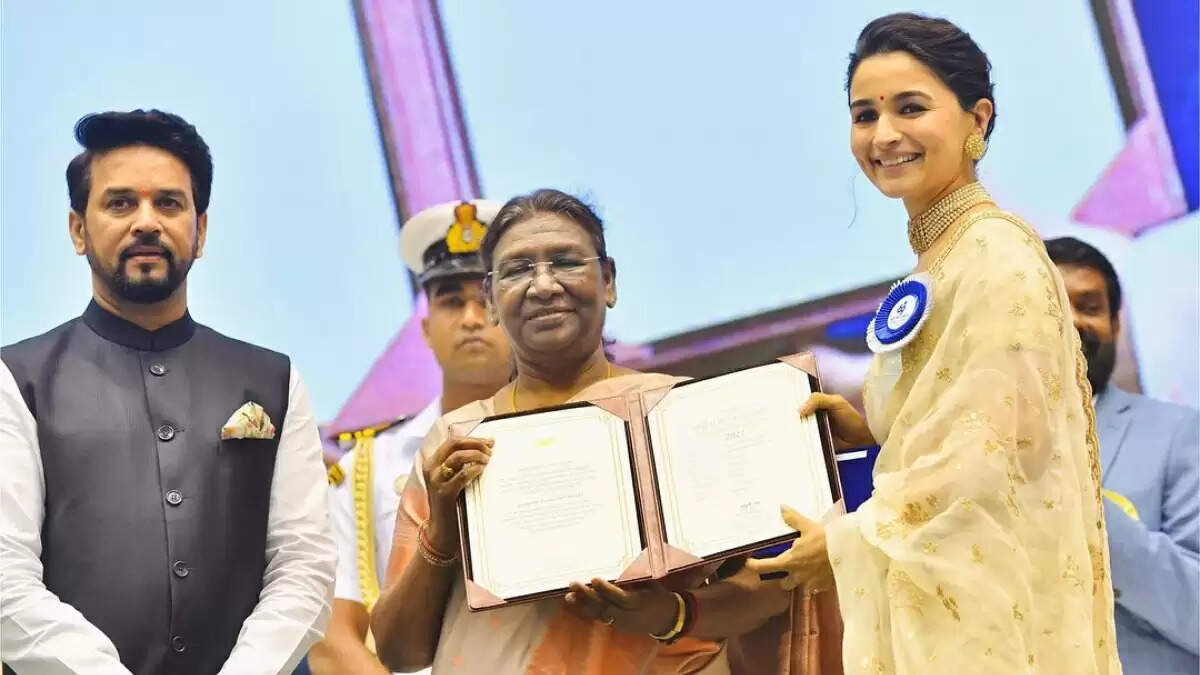 This Is Why Alia Bhatt Wore Her Wedding Saree For The National Award!!