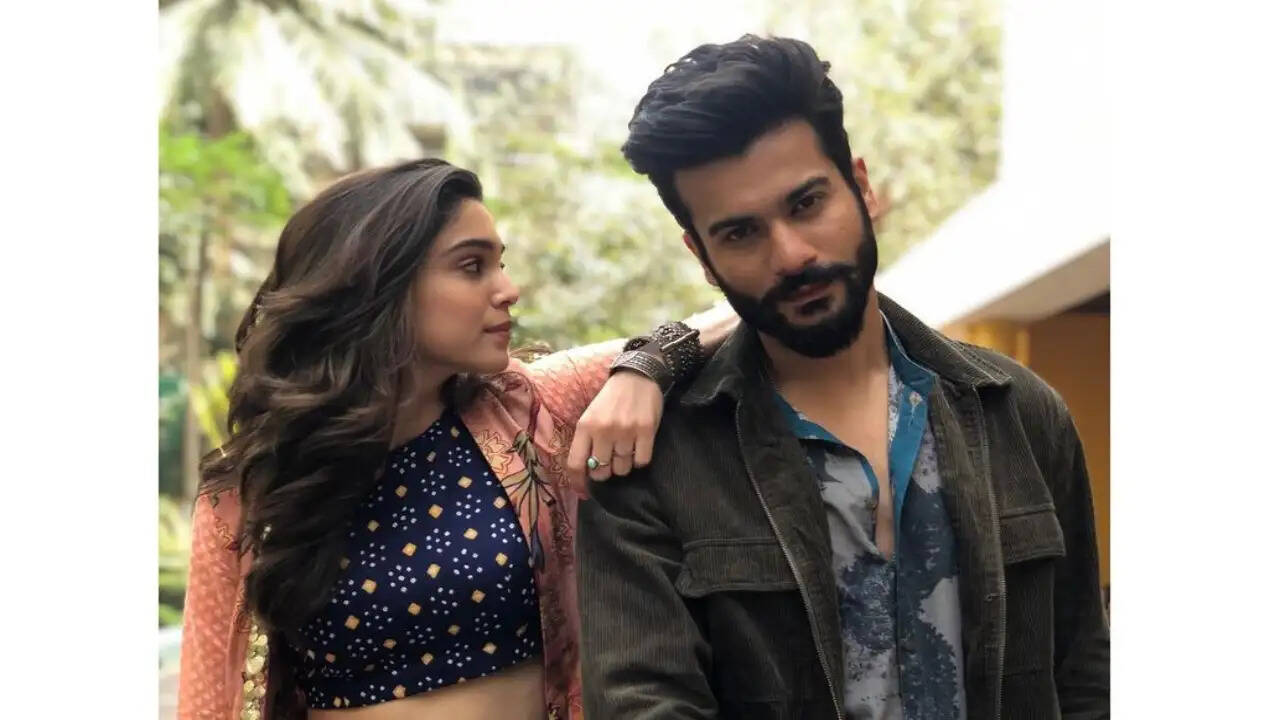 Are Isa Kaif & Sunny Kaushal The New Couple In Town?