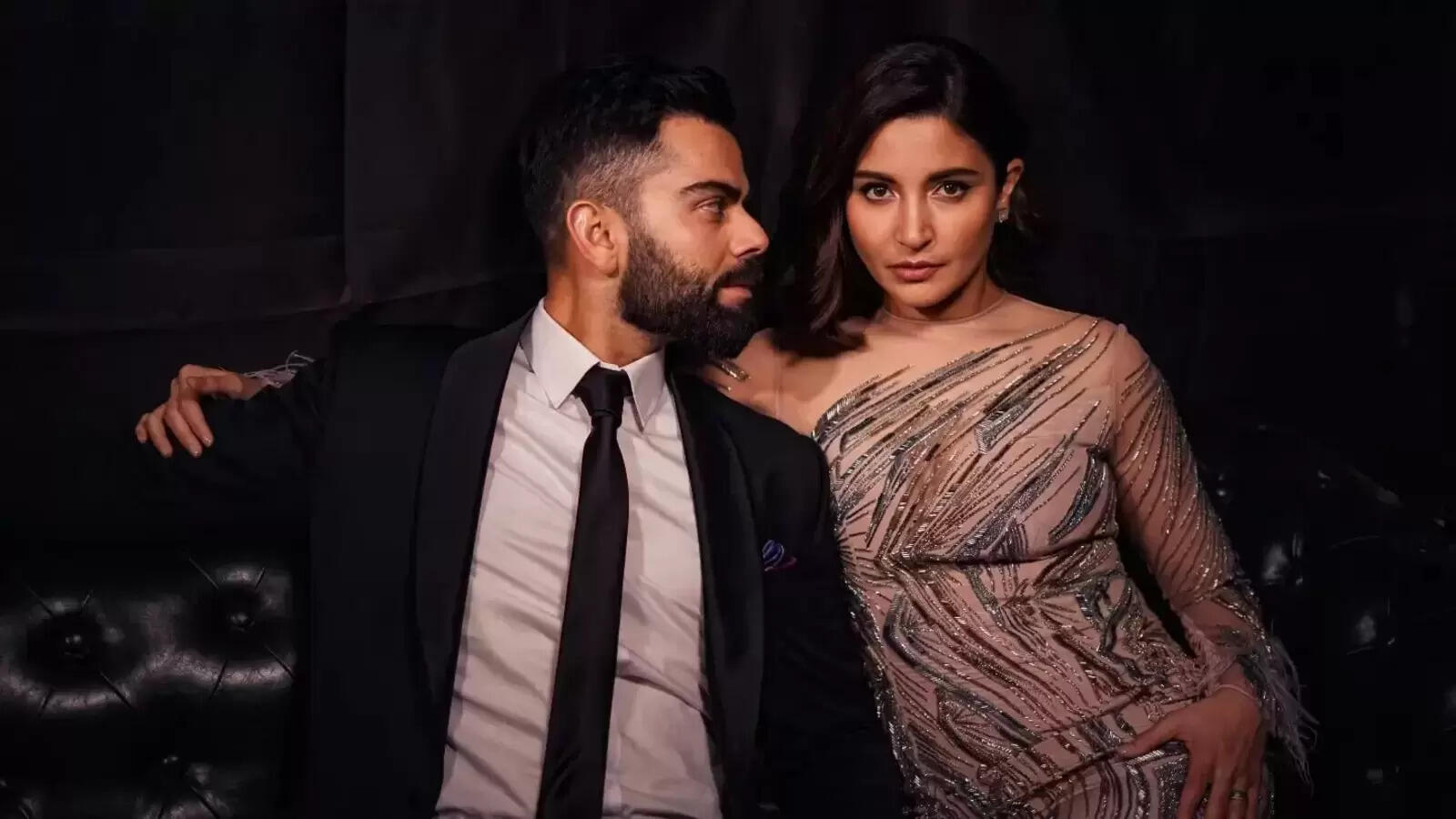 Anushka Sharma Flaunted Her Little Baby Bump While Walking Hand-to-Hand With Virat Kohli!!