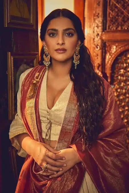 This Is Why Sonam Kapoor Wears Indian Designer's Outfits At Major Global Events!!