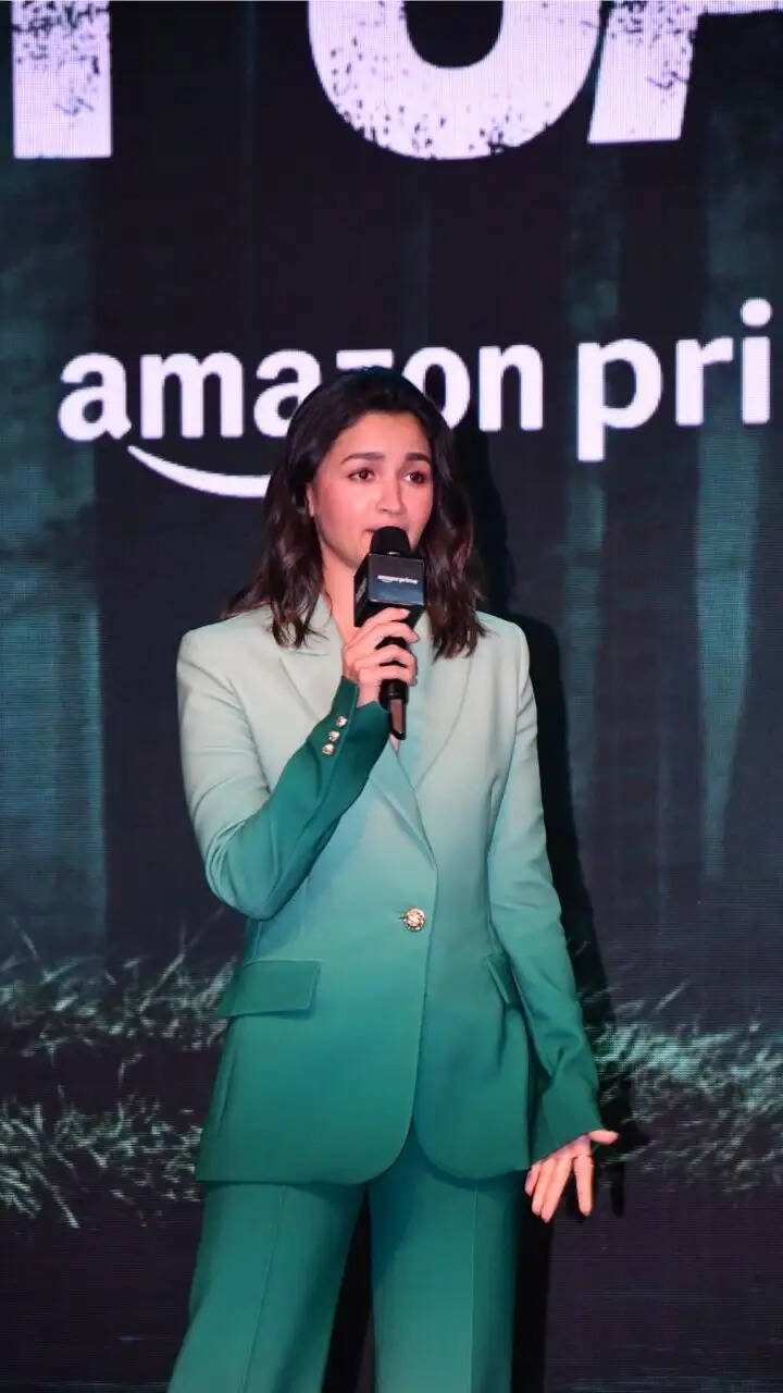 Alia Bhatt Gets Awkward As She Is Called Global Icon!!