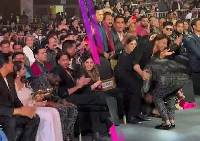 Do You Know Atlee Touches Shah Rukh Khan's Feet At Zee Cine Awards 2024!!