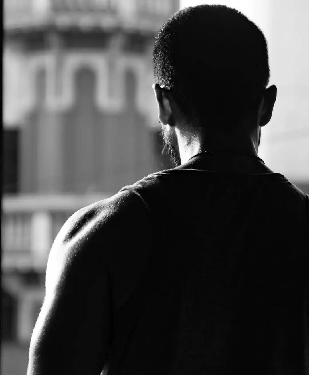 Shahid Kapoor Shared A Picture Of Him From The Sets Of Deva Flaunting His Muscled Body!!