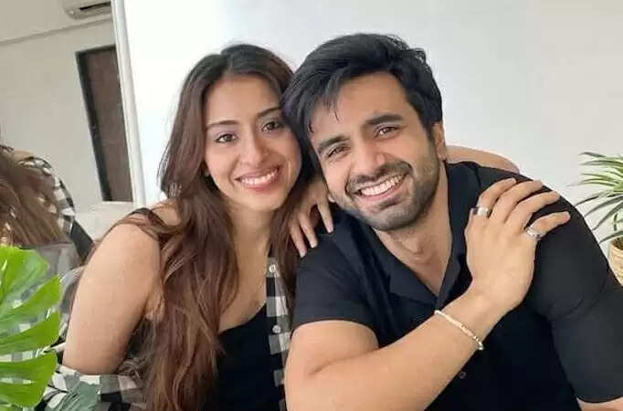 Ayush Mehra Girlfriend Aashna Vijay Love Story