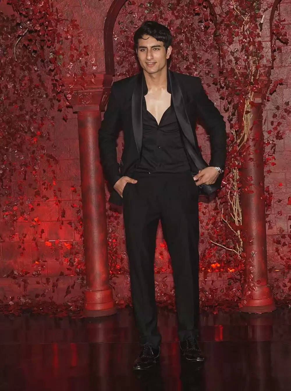 A Video Of Ibrahim Ali Khan's Sweet Gesture Towards Fans Is Going Viral!!!