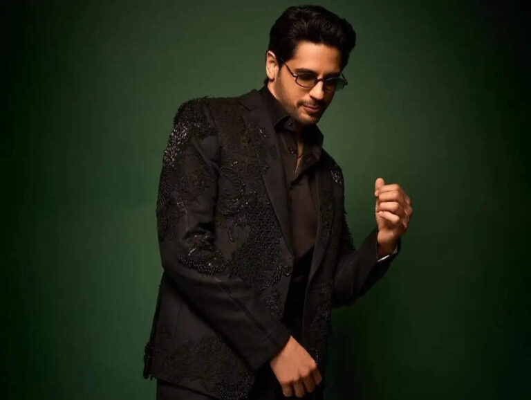 "Sidharth Malhotra’s Airport Encounter: Fans Express Disappointment Over Actor's Dismissive Behavior"