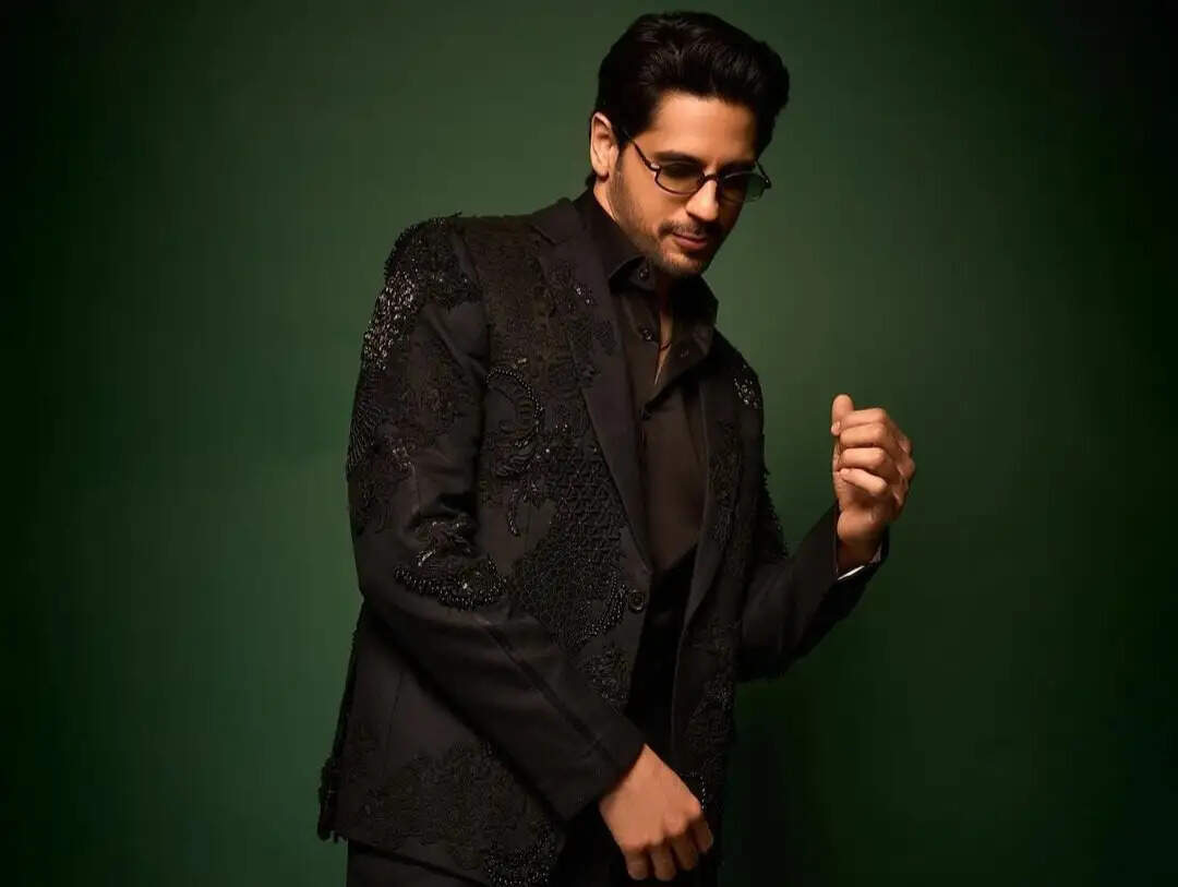 "Sidharth Malhotra’s Airport Encounter: Fans Express Disappointment Over Actor's Dismissive Behavior"