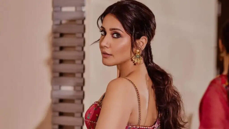 Rashi Khanna Biography, Age, Height, Career, Net Worth, Husband