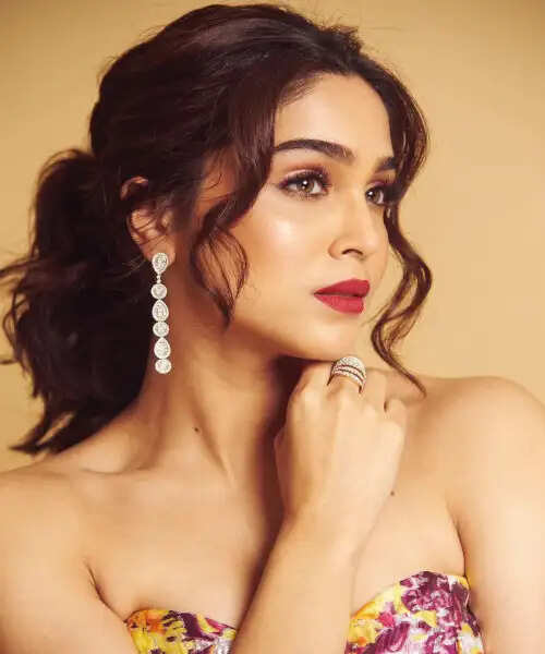Sharvari Wagh Age, Wiki, Movie, Boyfriend, Family, Biography, Biography In 2025