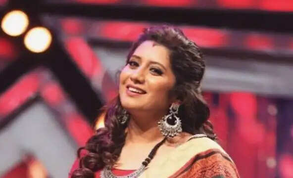 Priyanka Deshpande Anchor Age, Salary, Husband Name, Divorce, Birthday, Bigg Boss, Family, Biography