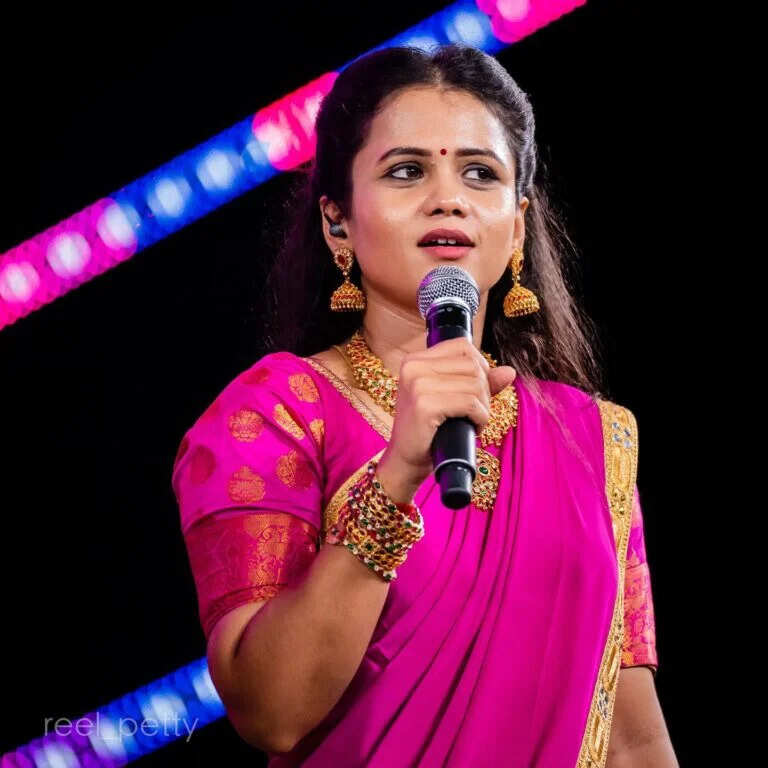 Manimegalai (Anchor) Age, Income, Love Marriage Story, Husband Age, Phone Number, Biography