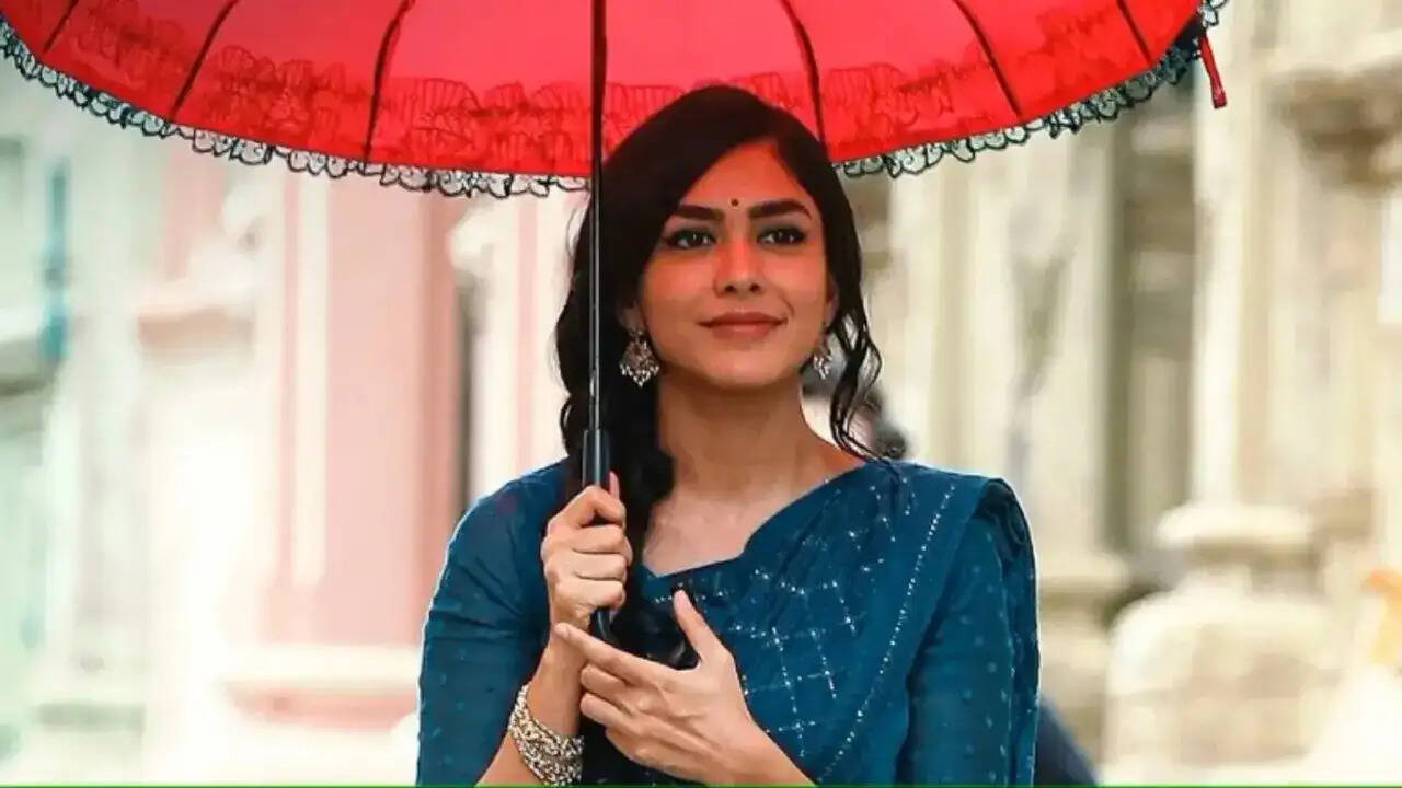 Mrunal Thakur, Age, Height, Weight, Size, Birthday, Husband, Family, Biography In 2025