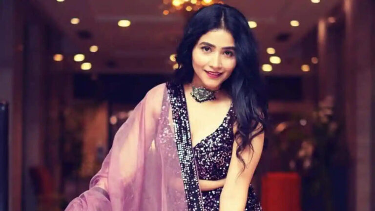 Aanchal Tiwari Biography, Wiki, Age, Height, Husband, Family, Career, Net Worth In 2025