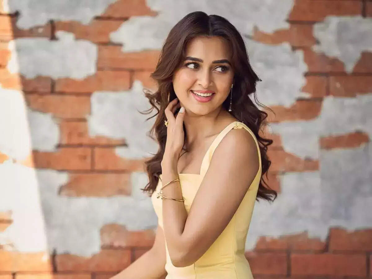 Actress Tejasswi Prakash Age, Height, Weight, Affairs, Biography In 2025
